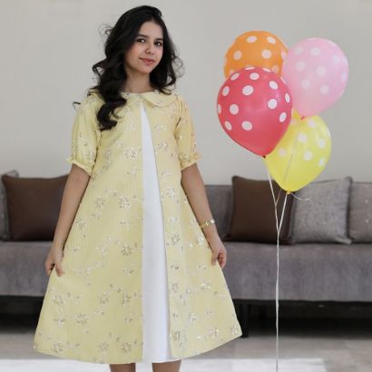 صورة طقم بناتي فستان أبيض وجاكيت مطرز أصفر | إطلالة العيد الفاخرة - 1192